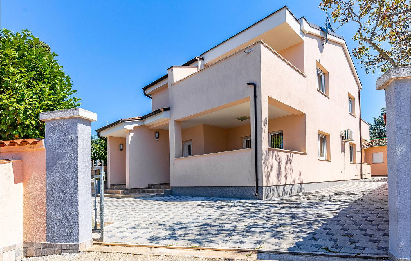 Ganze Ferienwohnung, Gemütliche 1-Zimmer-Wohnung mit Meerblick, WLAN und Parkplatz in Fažana in Grad Vodnjan, Südküste Istrien