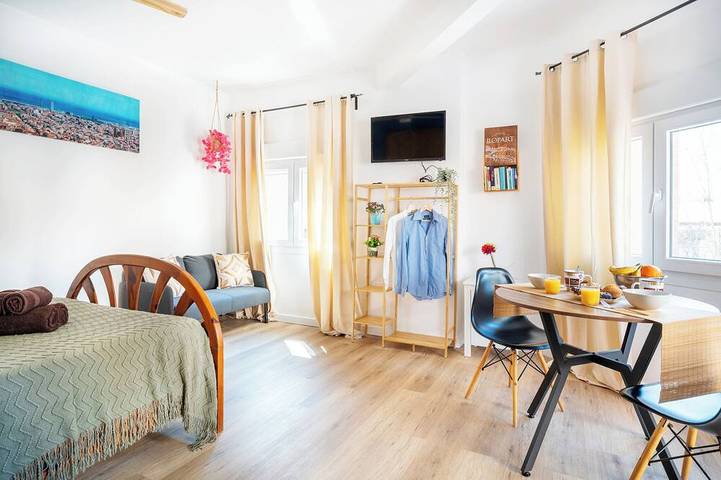 Entire apartment, New studio 20' Bcn Center / 10' walk to the beach / 15' Forum Bcn / balcony in Sant Adrià de Besòs, Barcelonès