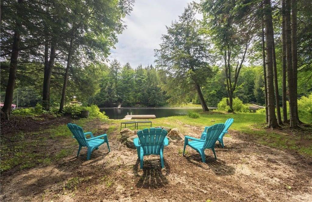 Waterfront Muskoka Cottage | Hot Tub, Fire Pit, Bbq and Canoes in Muskoka