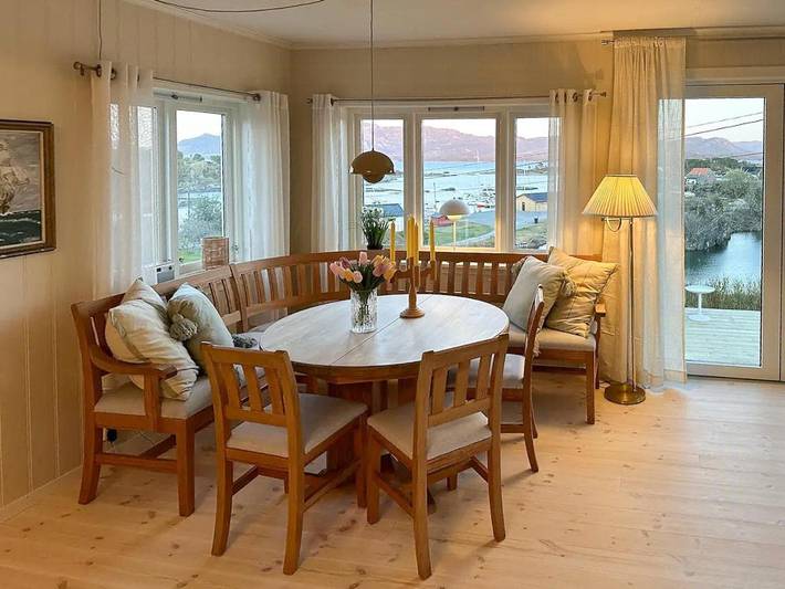 Feriehus for 8 personer, med terrasse i Hardangerfjorden