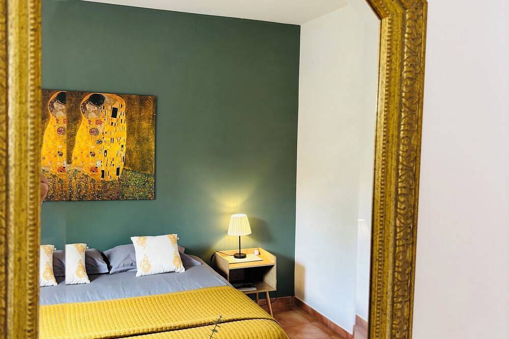 Very large villa with swimming pool and air-conditioned rooms + large garden with trees in Mazan, Parque natural regional del Mont Ventoux