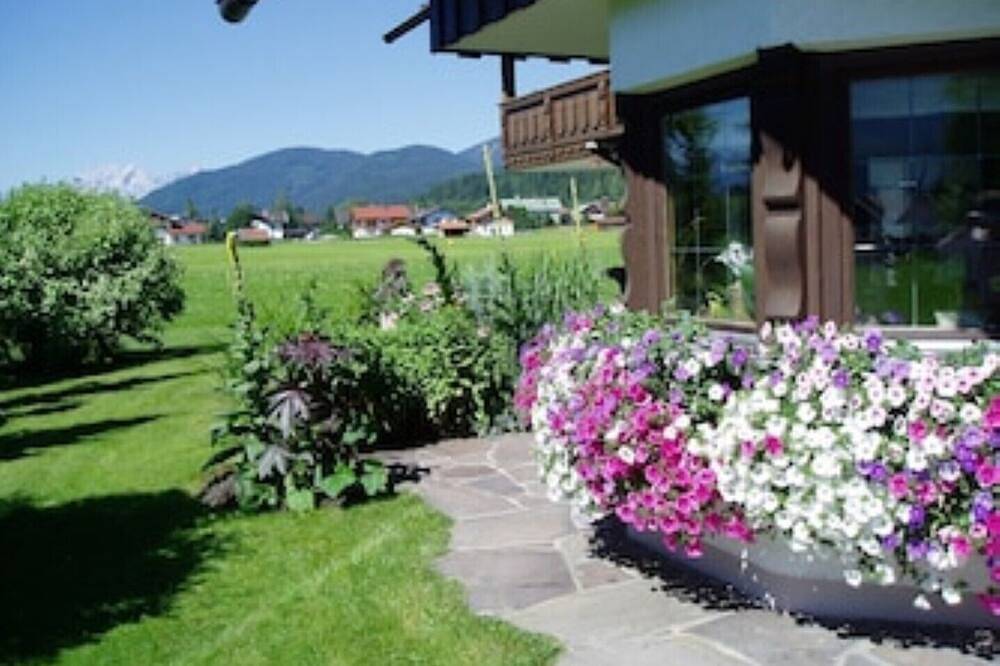 Ganze Wohnung, Umrahmt von Wiesen, Panoramablick, sonnige Balkone, ruhige zentale Lage in Wallgau, Walchensee