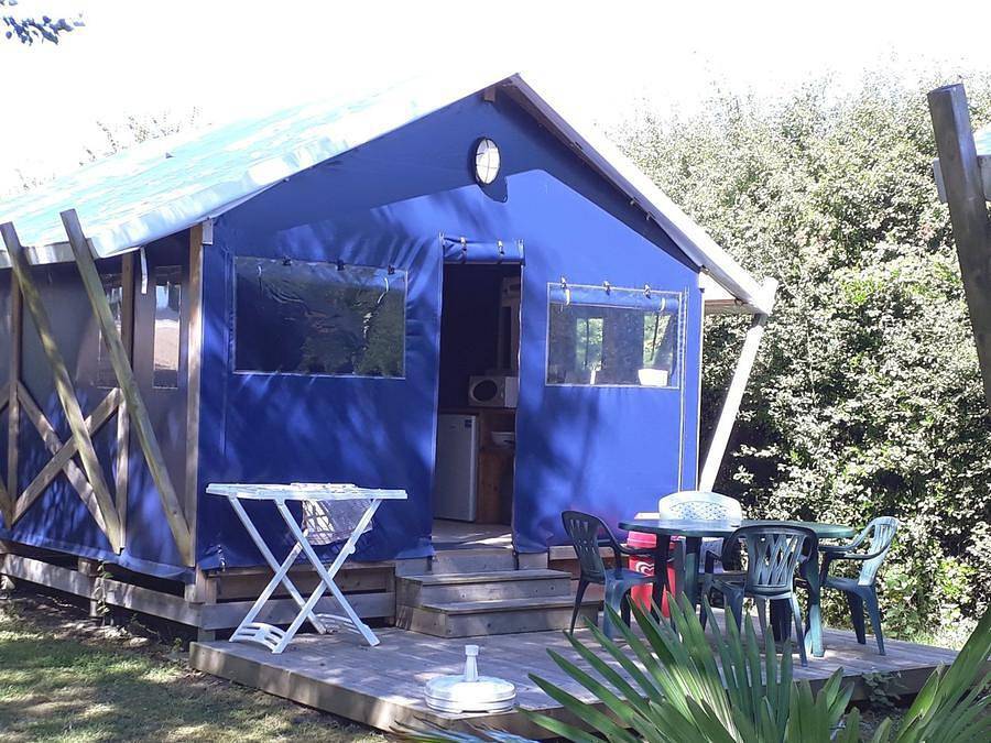 Camping Les Hortensias - Canvas and wooden tent 4 persons - Toilé Lodge in Loctudy, Côte de Cornouaille
