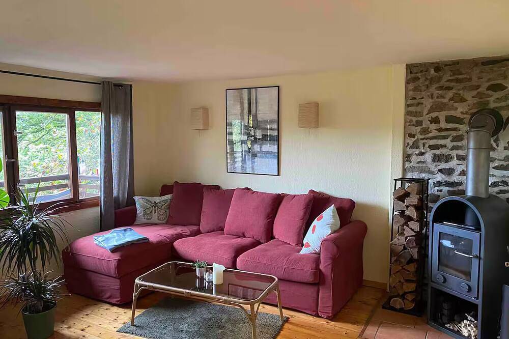 Cozy self-sufficient cottage with wonderful views & fireplace Pets welcome. in Dausenau, Lahn-Taunus