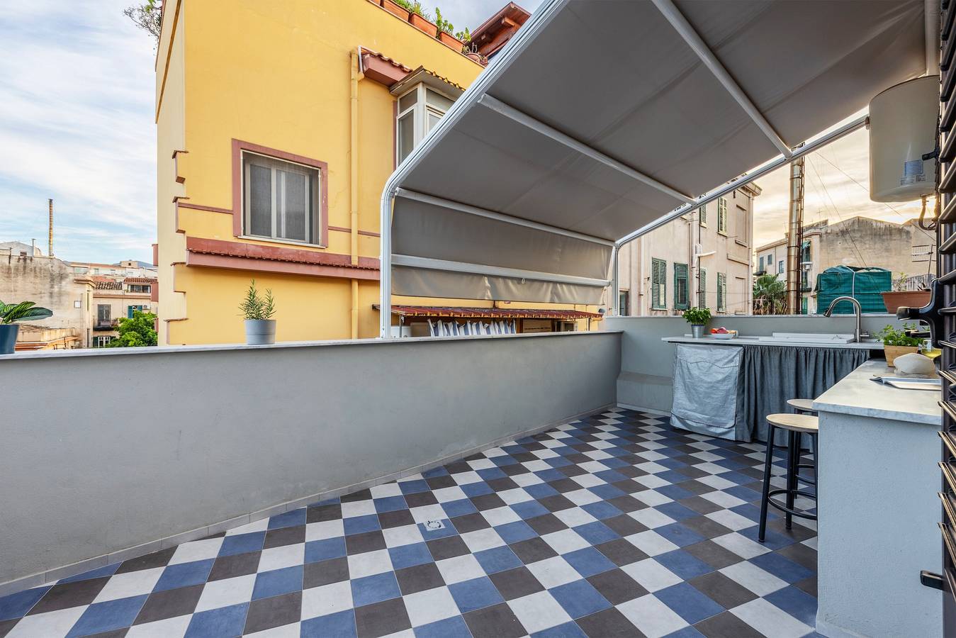 Appartement entier, Fiorelli 17 - Studio Blue Peafowl avec terrasse privée et Wi-Fi in Palerme, Province de Palerme
