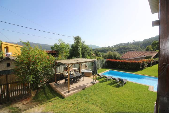 Casa rural para 8 personas, con jacuzzi y jardín en Distrito de Braga