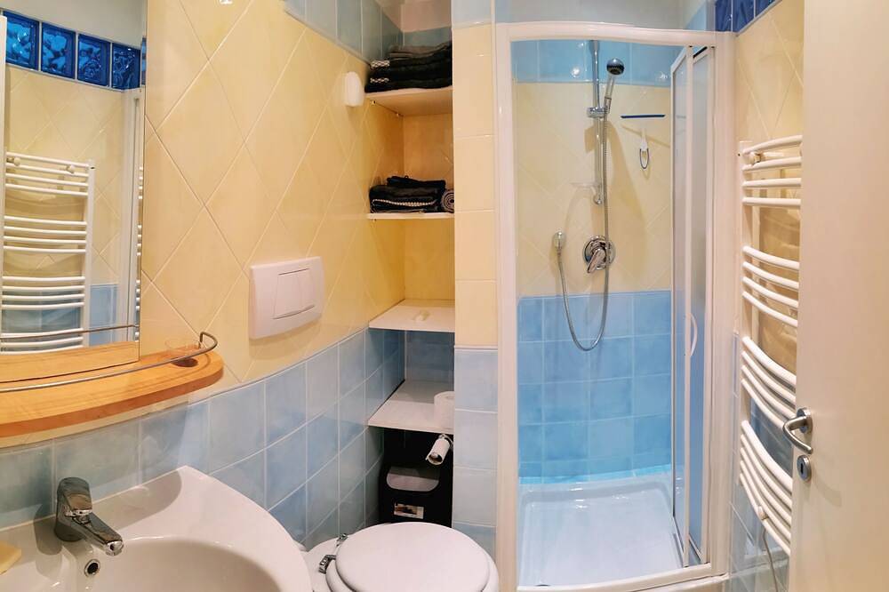 Ganze Wohnung, Panoramic sea views, residence with pool, 5 mins walk to beach & village centre in Théoule-sur-Mer, Massif de l'Esterel