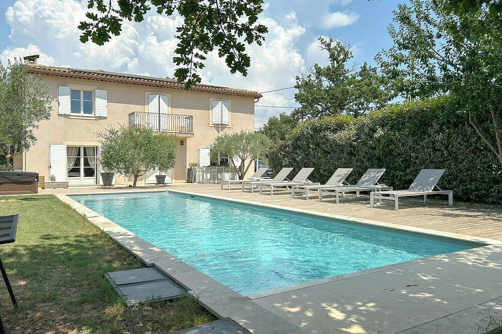 Moderne Bastide am Rande des provenzalischen Waldes in Le Tignet, Mittelmeerküste (Frankreich)