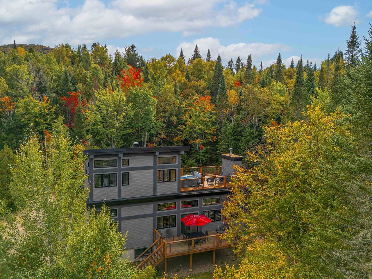 Modern Chalet w Lake Hot Tub in Lac-Supérieur, Quebec