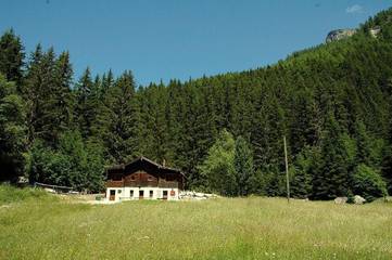 Location de vacances pour 8 personnes, avec terrasse et jardin à Hérémence