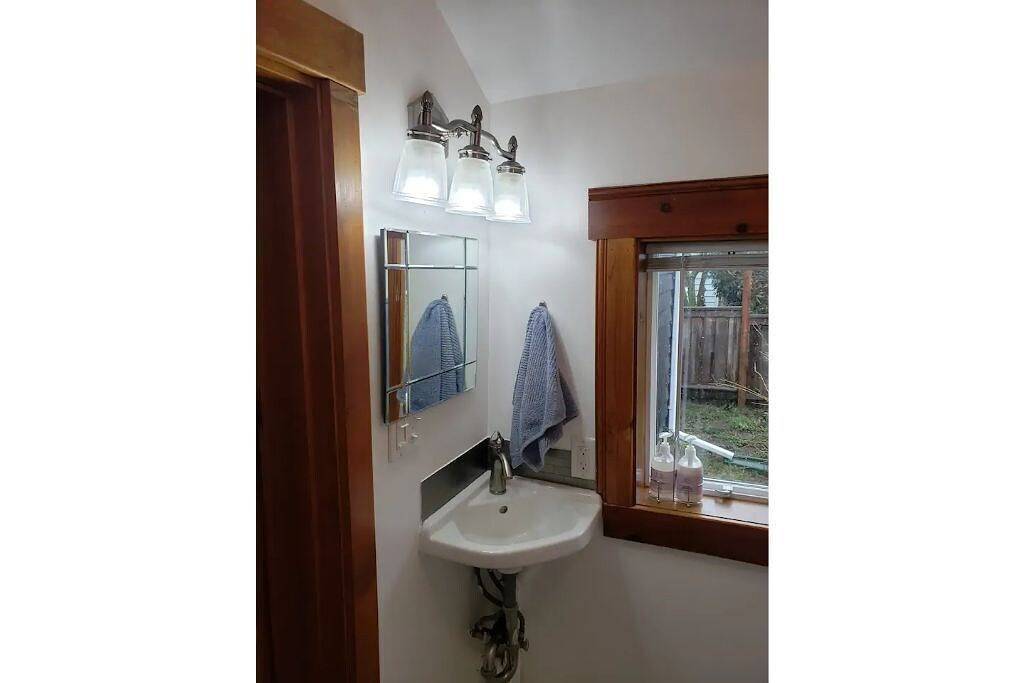 Cozy Guesthouse in Seattle, Sleeps 4+ Adults in West Seattle, Seattle