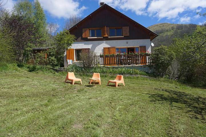 Location de vacances pour 9 personnes, avec terrasse ainsi que piscine et jardin à Poubeau