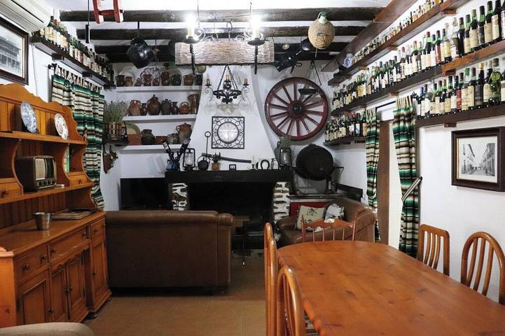 Eufemia Country House, a family-friendly property with a pool and private garden (pet-friendly) in Arenales de San Gregorio, Comarca de la Mancha