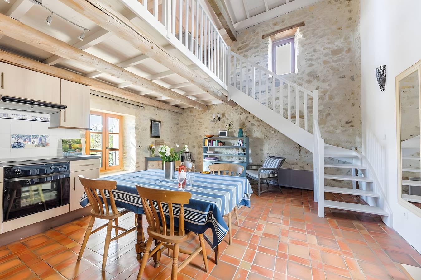 Gîte pour 4 à 6 personnes avec piscine partagée, terrasse et Wi-Fi à Lussan in Lussan, Région de Nîmes