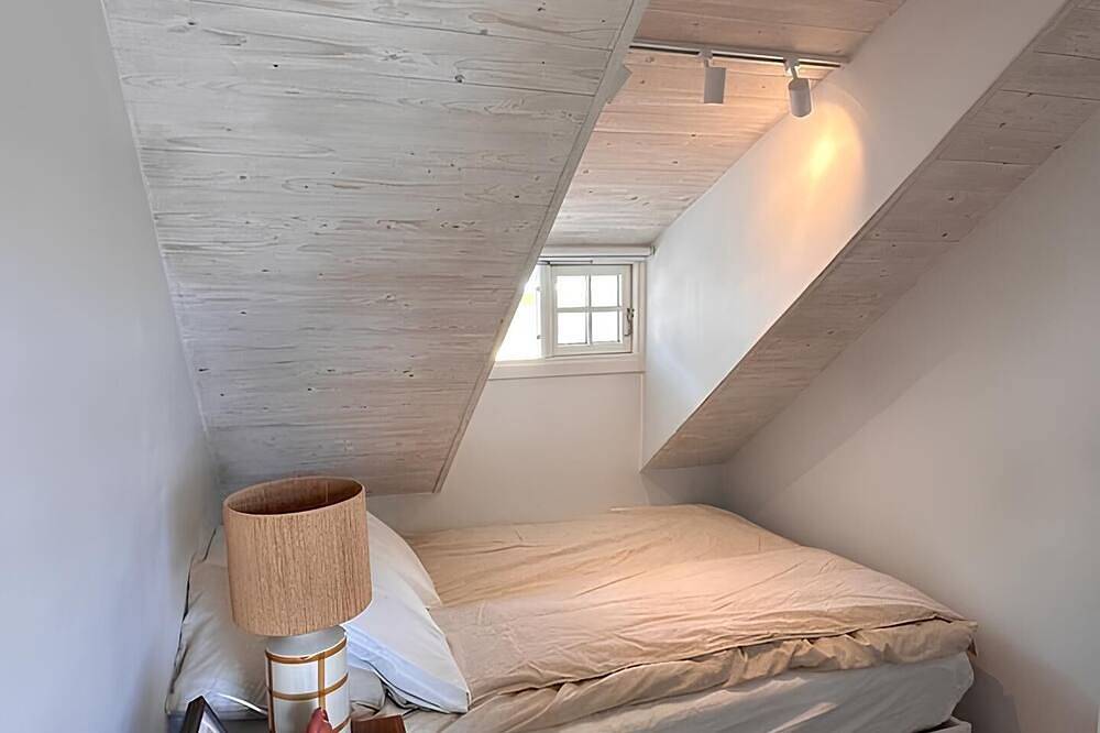 Ganze Wohnung, Charming attic apartment by the sea - with fireplace and cozy living room in Røyken