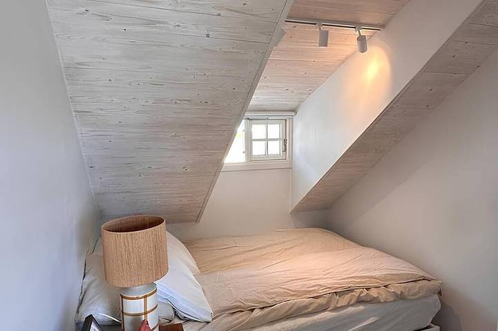Ganze Wohnung, Charming attic apartment by the sea - with fireplace and cozy living room in Røyken