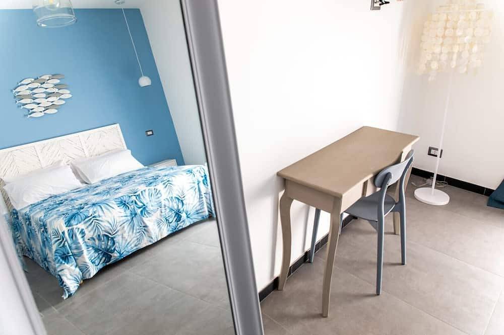 Entire apartment, Superior Triple Room with Shared Terrace, Wi-Fi and Air Conditioning in Vietri sul Mare, Amalfi Coast