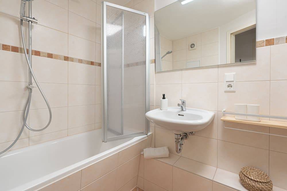 Ganze Wohnung, Unter historischer freigelegter Holzbalkendecke,Denkmalschutz in Görlitz, Oberlausitz-Niederschlesien