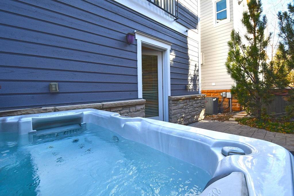 Mountain villa - ski access 50 yards away - private hot tub in Uinta Wasatch Cache National Forest