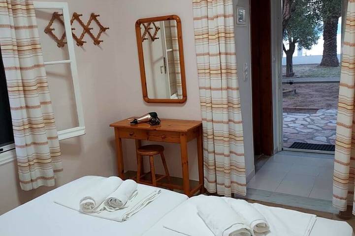 Gîte pour 2 personnes, avec jardin dans Kavos - 2