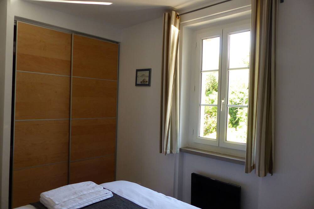 Entire apartment, Bright and quiet apartment 61 m2 5 minutes walk from the Port in Le Palais, Côte des Mégalithes