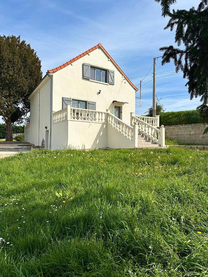 Location de vacances pour 8 personnes, avec jardin ainsi que vue et piscine à La Celle-Guenand