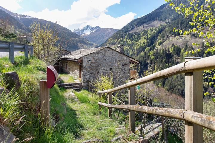 Entire apartment, Apartment 'Furfulera' with Mountain View, Shared Garden and Balcony in Tartano, Alpi Orobie Occidentali
