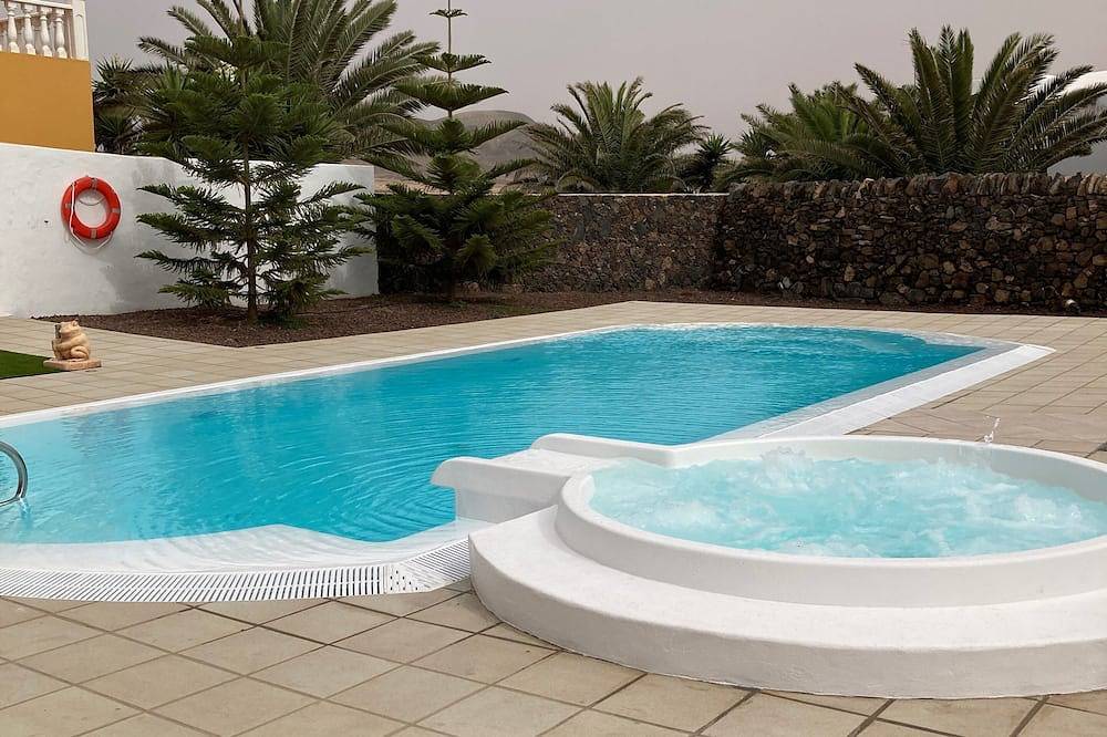 Ideale villa voor ontspanning, met zwembad en jacuzzi, mooi uitzicht op de bergen in El Roque, La Oliva