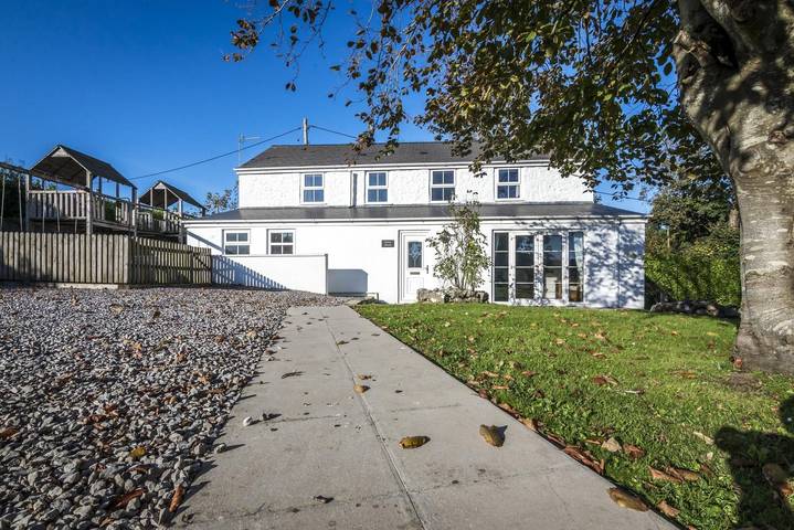 Glamping for 10 people, with terrace and garden as well as hot tub in Pembrokeshire