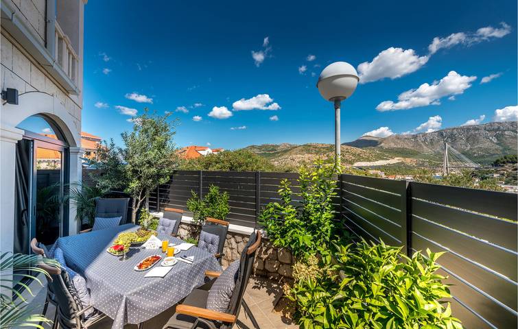 Ganze Ferienwohnung, Gemütliche 2 km zum Bellevue Beach: Modernes Apartment mit Pool und Terrasse in Dubrovnik, Grad Dubrovnik