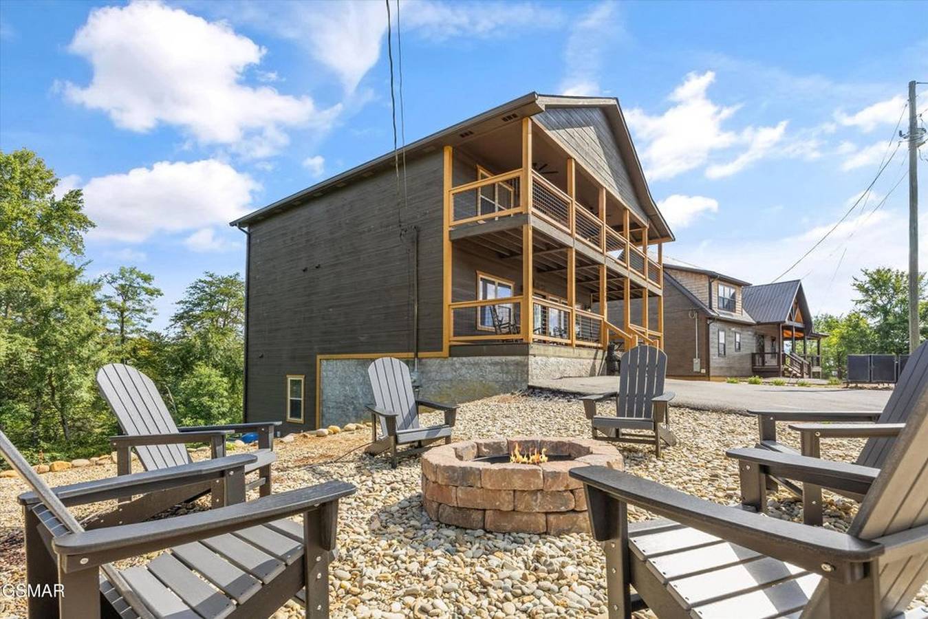 Vacation Rental for 16 Guests in Douglas Lake, Sevier County