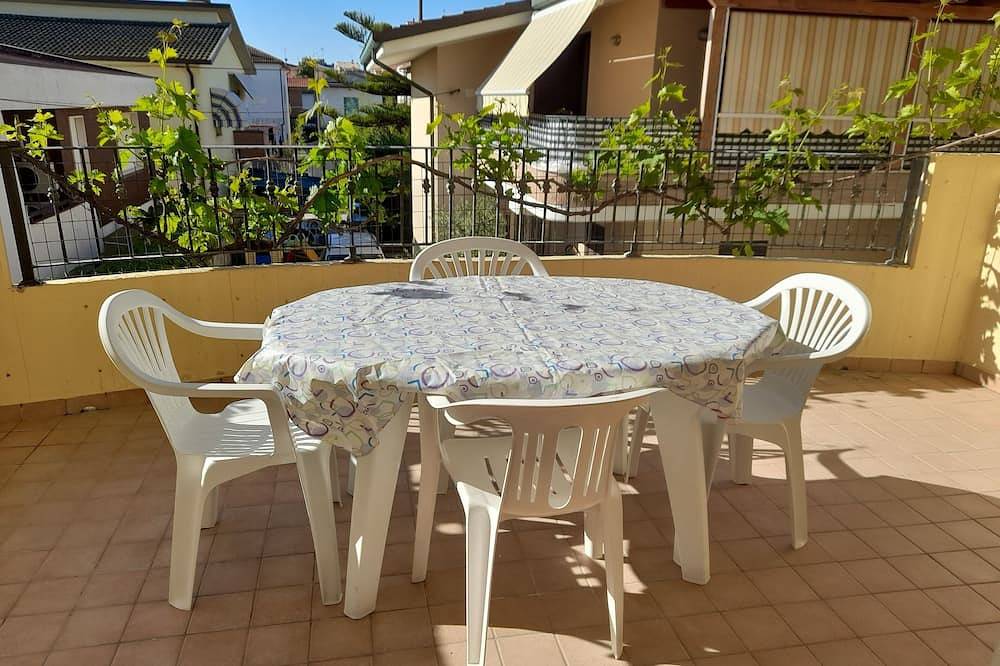 Entire apartment, Four-room apartment with sea view 30 m from the beach in Tortoreto Lido, Tortoreto Region