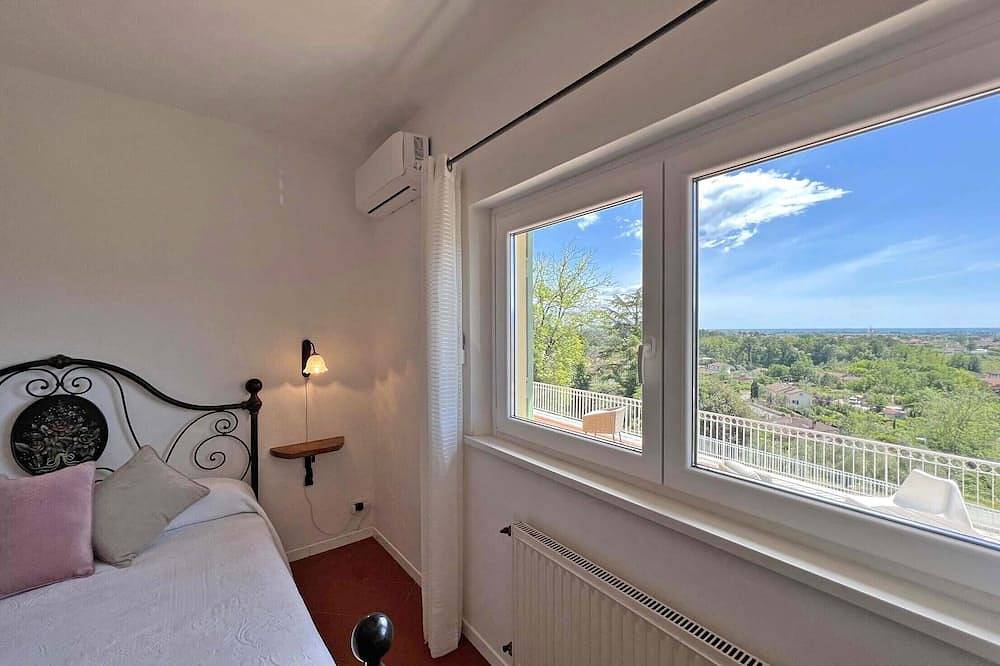Villa Collina Del Sole 12Pax, 5 bedrooms, 3 bathrooms, A/C, Bbq and Sea view in Colombiera-Molicciara, Castelnuovo Magra