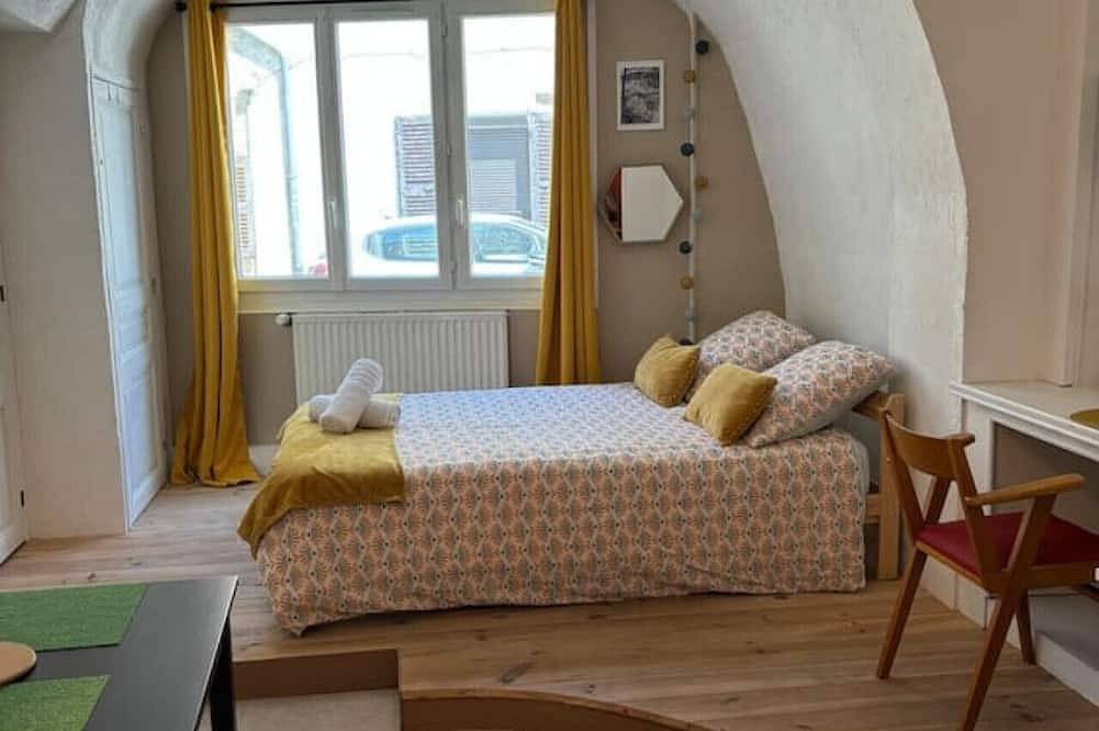 Entire apartment, Le Studio des Moulins in the heart of town in Cusset, Vichy region