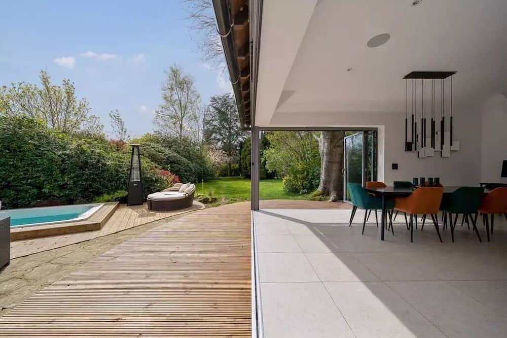 Country Manor in Horsham: Heated Pool and Swim Spa, Games Room, Cinema in Horsham, West Sussex