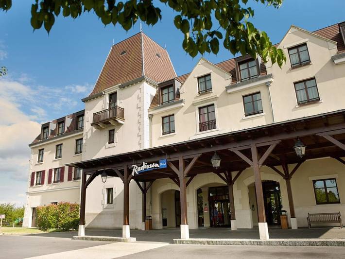 Hôtel pour 2 personnes, avec sauna ainsi que jardin et piscine dans Golf Disneyland Magny Le Hongre