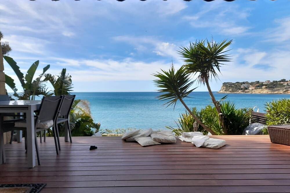 Exceptional House overlooking the sea/8 persons/ Direct Access To The Beach in Provence