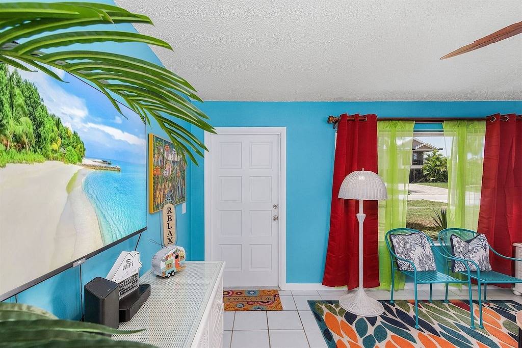 Island Vibe! 3/2 Salt Water Heated Pool with Bonus Room, Waterfront! in Saint James City, Pine Island