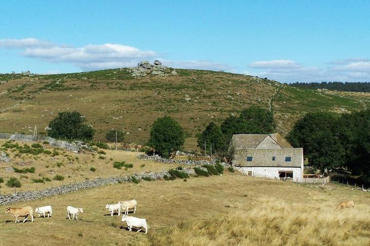 Location de vacances pour 9 personnes, avec Terrasse et Jardin ainsi que Sauna et Vue dans Prinsuéjols