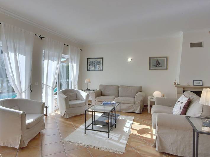 Villa for 6 people, with pool and garden in Algarve