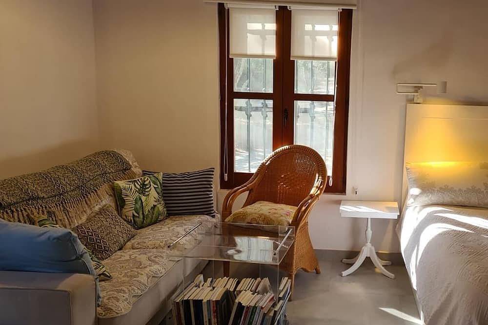Entire apartment, Small and comfortable independent house. Spacious private garden.3 km Valls in Valls, Alt Camp