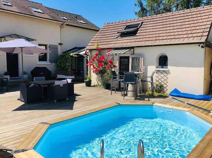 Location de vacances pour 4 personnes, avec Terrasse ainsi que Jardin et Piscine à Dampmart