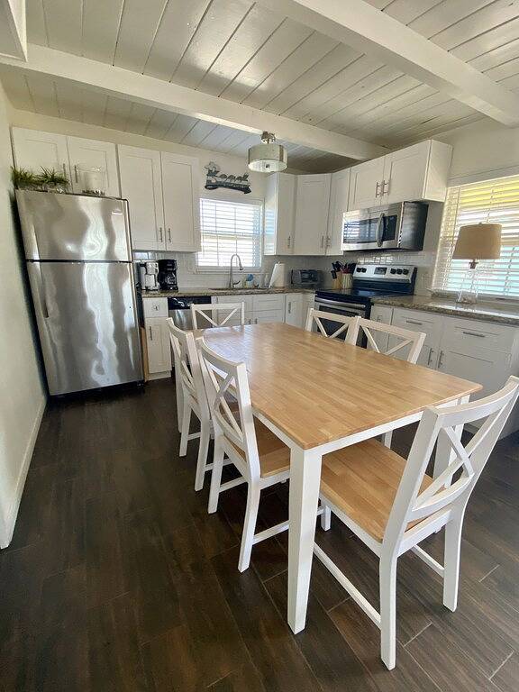 Surf Rider - cozy modern cottage. Steps to the Beach!! in Brazoria County