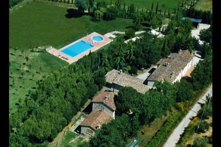 Agriturismo per 5 persone, con giardino e piscina in Corciano