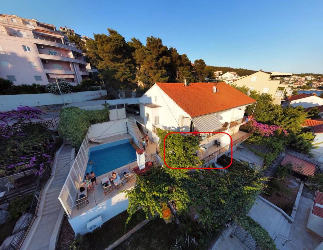 Hel ferieleilighet, A1-apt w shared pool & balcony,next to the beach in Trogir, Čiovo