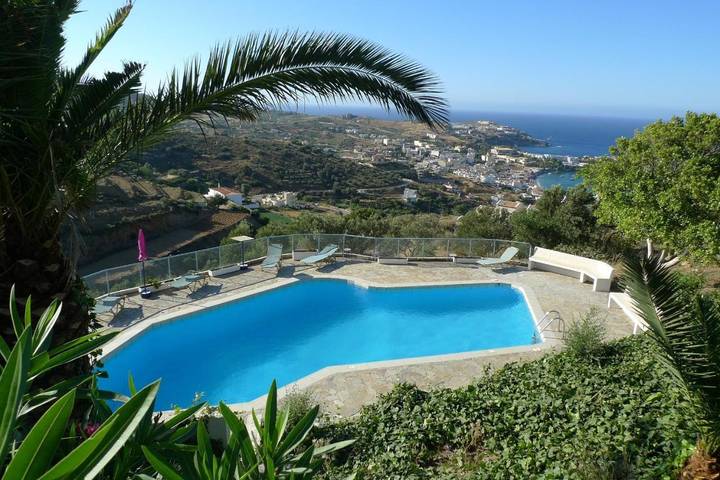 Appart’hôtel pour 5 personnes, avec piscine ainsi que jardin et vue, animaux acceptés