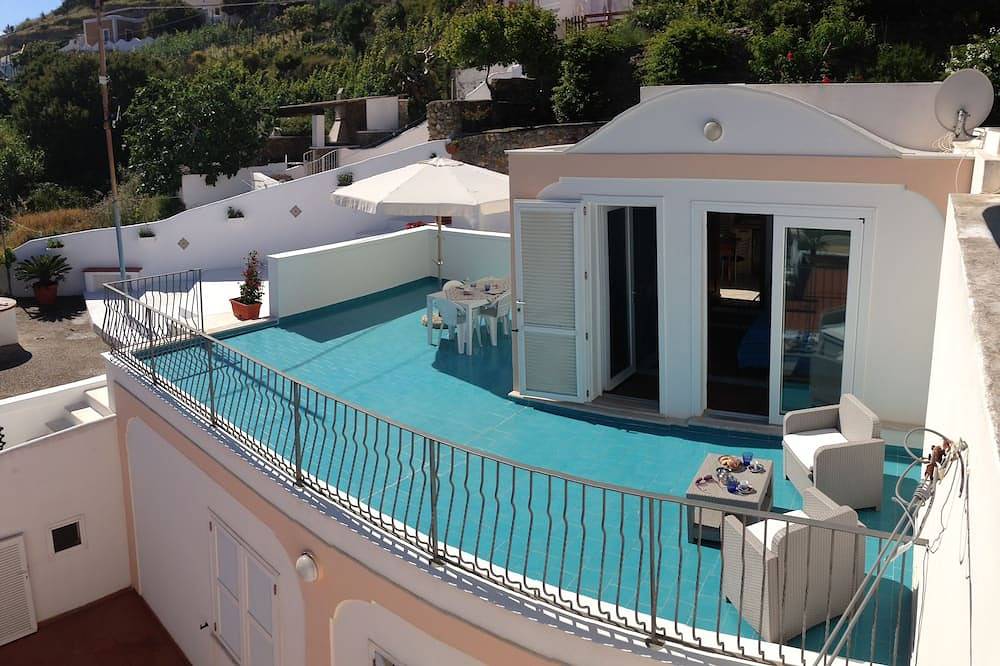 Appartement entier, Cozy Apartment with a Large Terrace Overlooking the Sea in Italie