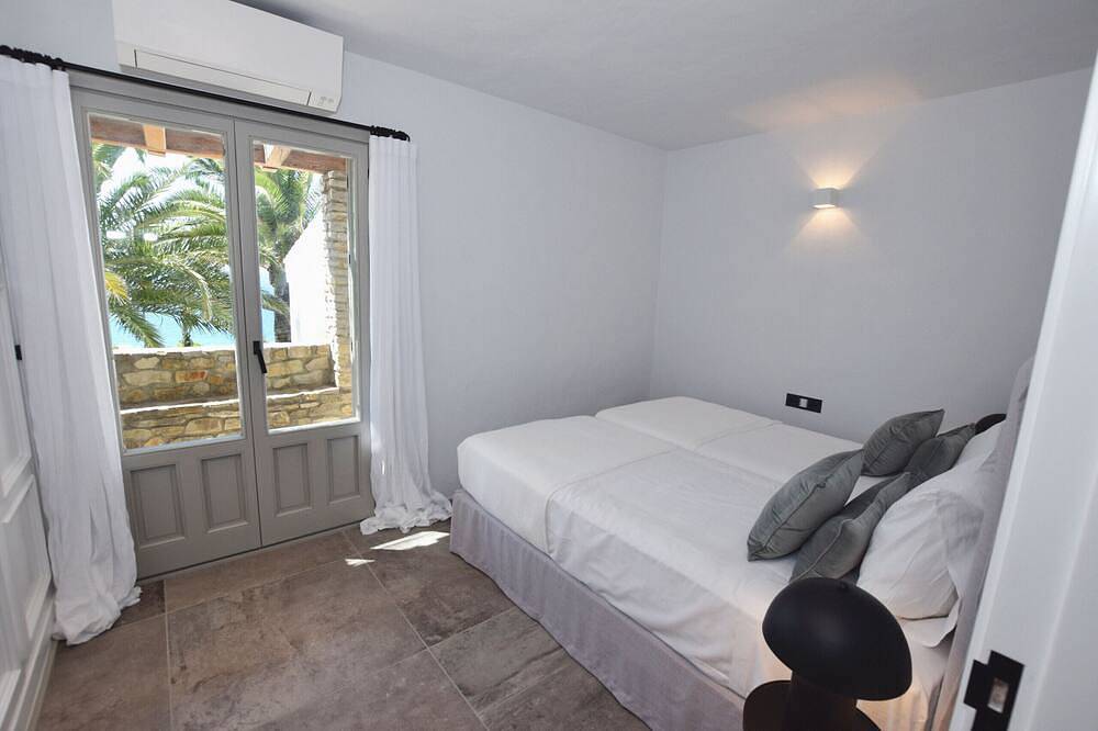 Impresionante villa renovada con vistas a la Playa de los Alemanes. 10 Pax in Playa de los Alemanes, Tarifa