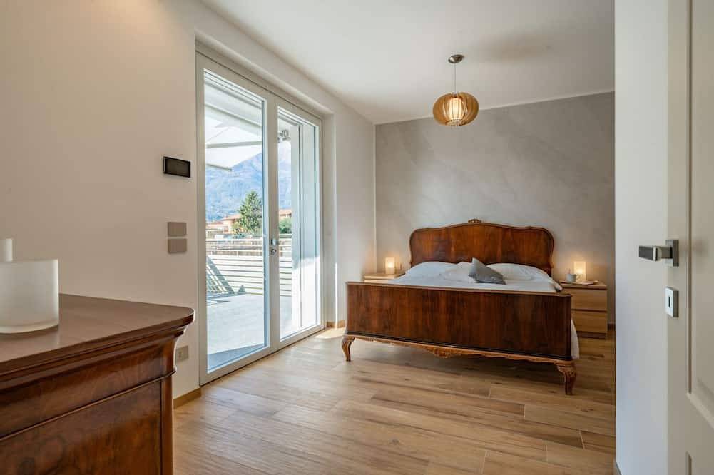 Villa Sunrise with  pool and large private garden - few step from the beach in Dervio, Alpi Orobie Occidentali