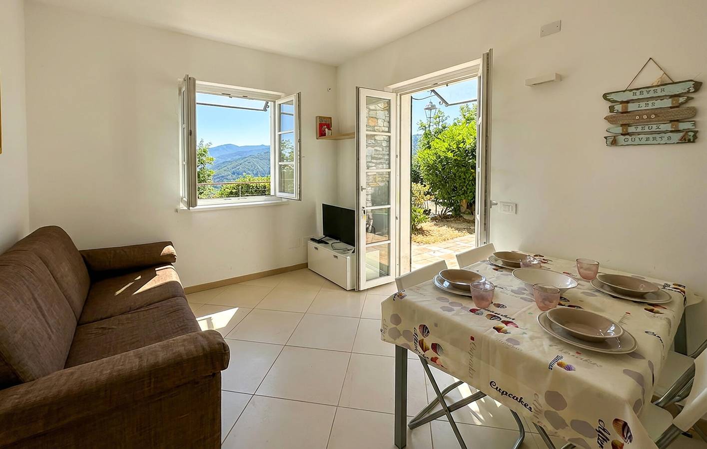 Gemütliche Wohnung mit WiFi & Parkplatz, Nähe Stadtzentrum in Magliolo, Ligurische Alpen